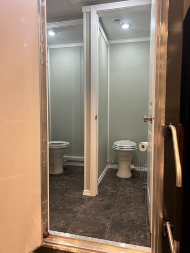 Restroom, 4 stall luxury trailer