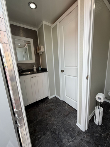 Restroom, 4 stall luxury trailer